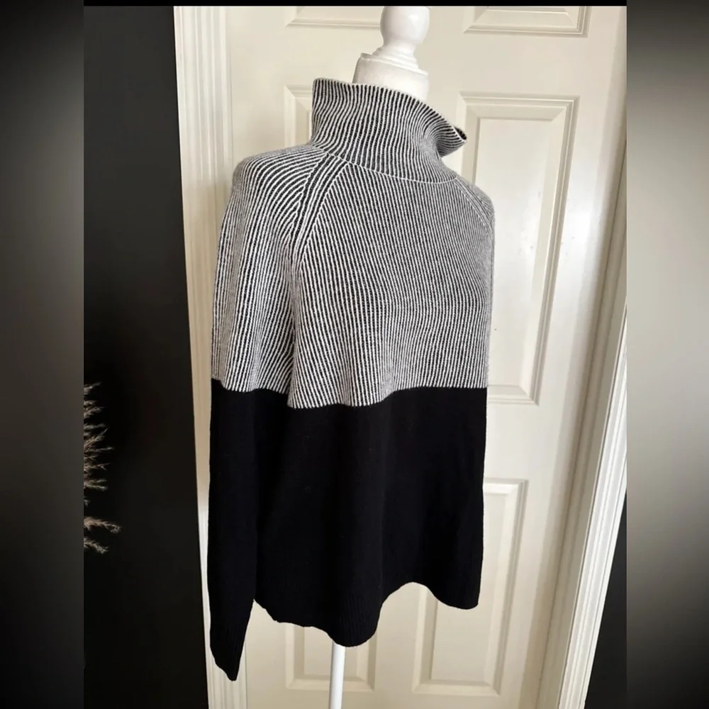 Summersalt Luxe Cashmere Blend Two Tone Sweater in Charcoal size Medium - Picture 6 of 12